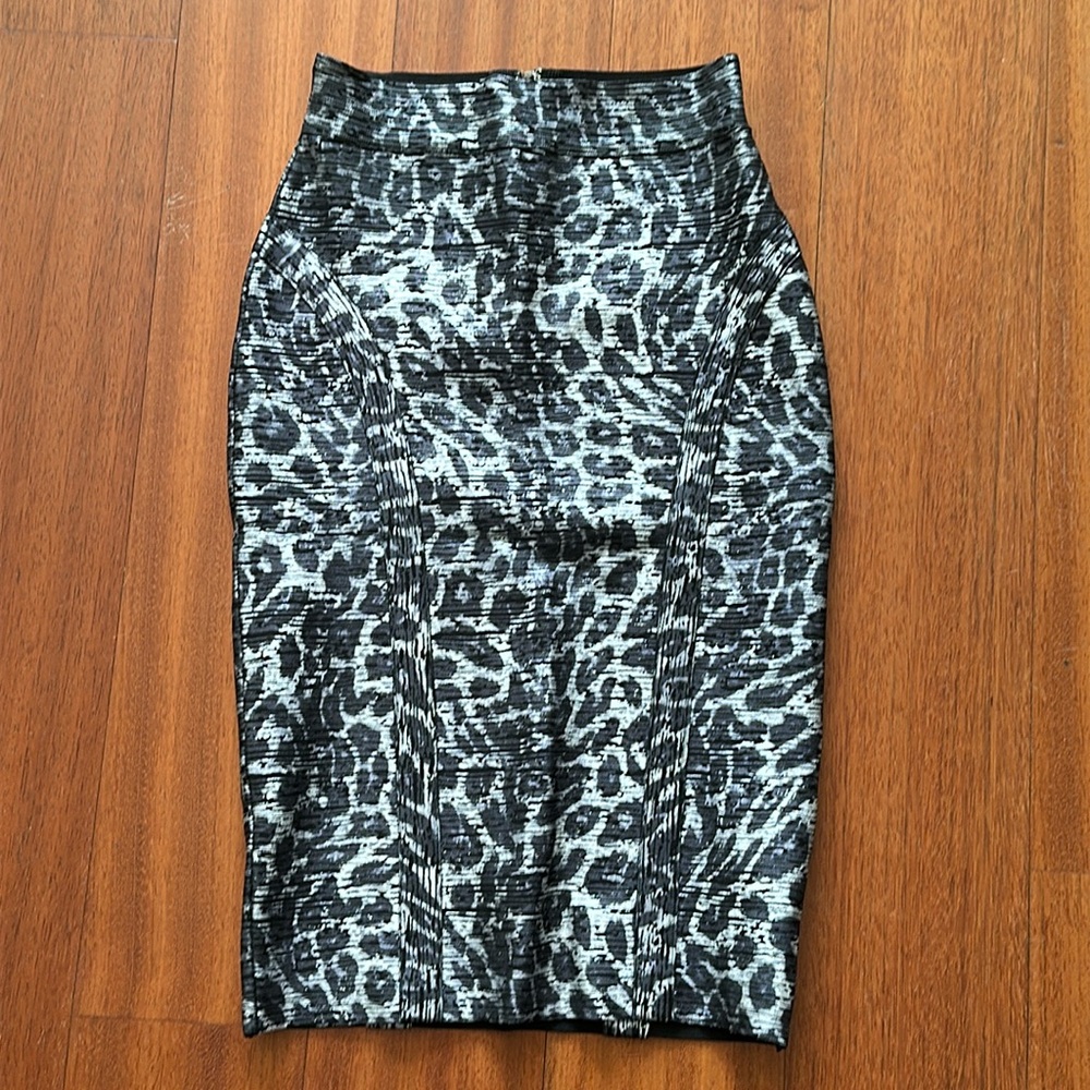 Bebé bandage midis skirt animal print Small